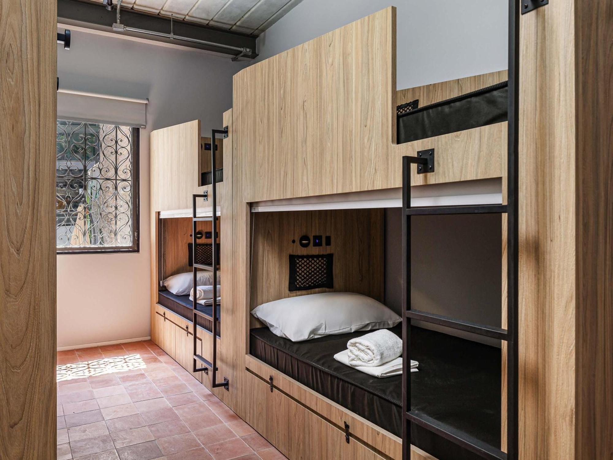 Bed Eight-Person Mixed Dormitory Room